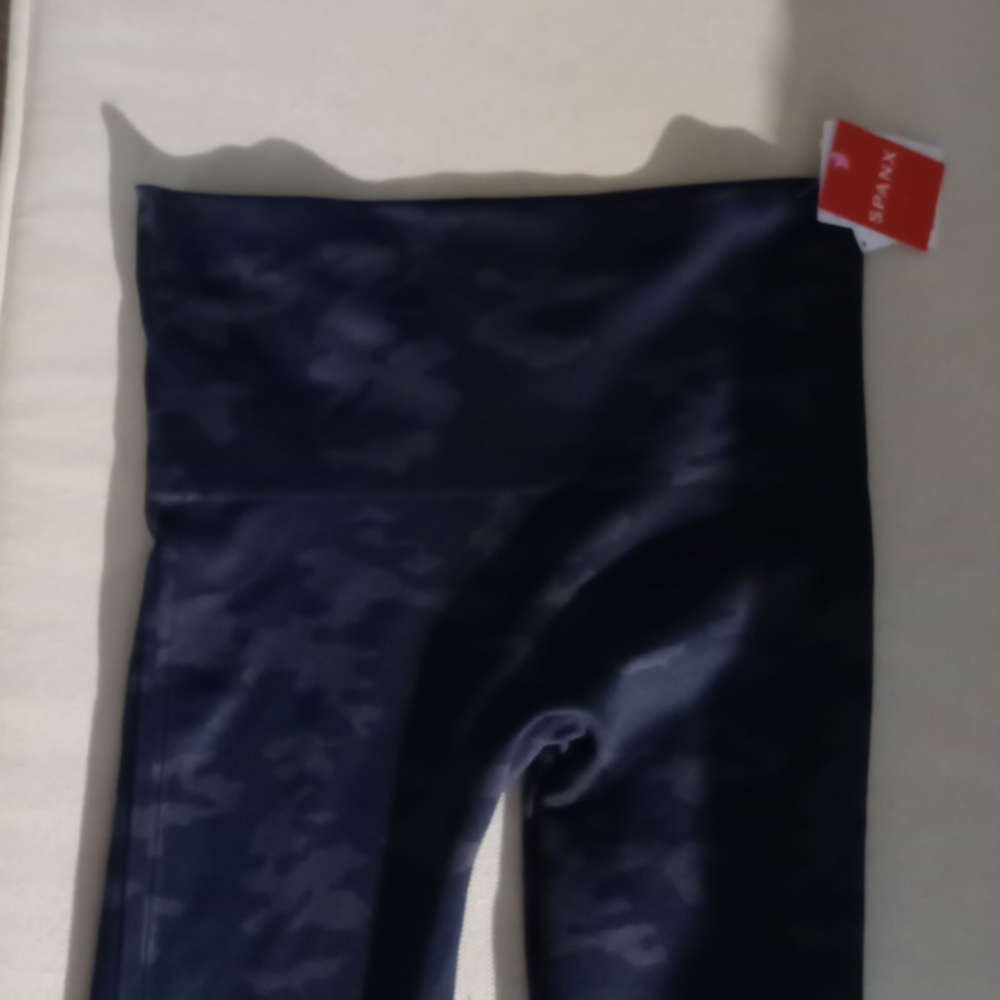 Nwot Spanx cammo print Navy look at Me now leggings size medium